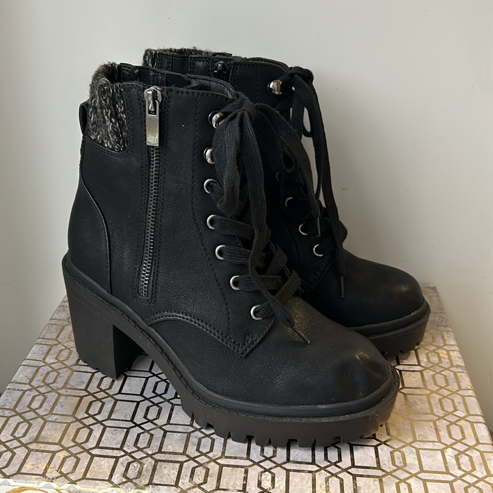 Torrid Sweater Detail Heeled Hiker Booties Women's size 6WW - Picture 3 of 9